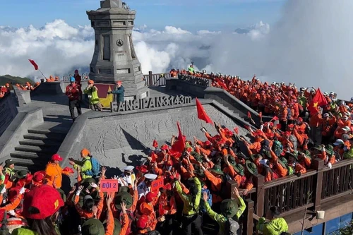 Lễ thượng cờ đặc biệt trên đỉnh Fansipan, lan tỏa tình yêu đất nước