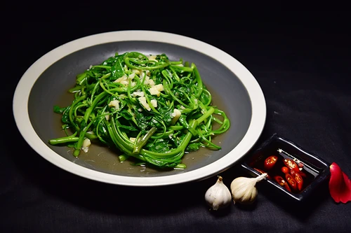 Rau muống xào tỏi của Việt Nam lọt top "100 món xào ngon nhất châu Á"