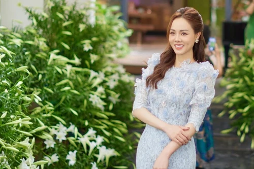 Vợ NSND Công Lý khoe vẻ rạng rỡ bên hoa loa kèn