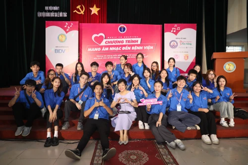 NSND Hà Vy đồng hành, mang âm nhạc tới bệnh viện Thanh Nhàn