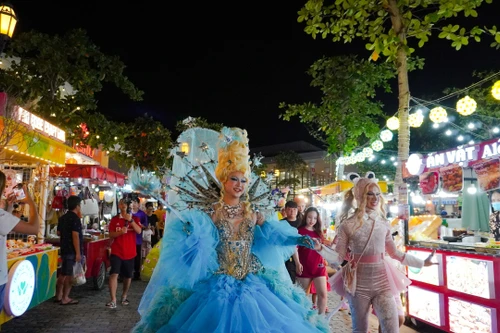 Show LGBTQ “Xúng xính” gây sốt tại chợ đêm Vui Phết, Phú Quốc