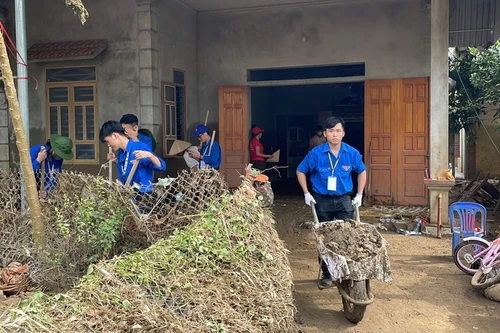 Sinh viên Trường Đại học Điện lực tham gia khắc phục hậu quả mưa lũ tại Yên Bái 