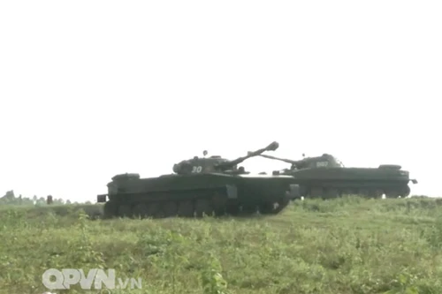 Lữ đoàn xe tăng 206 tăng cường huấn luyện tại địa hình phức tạp