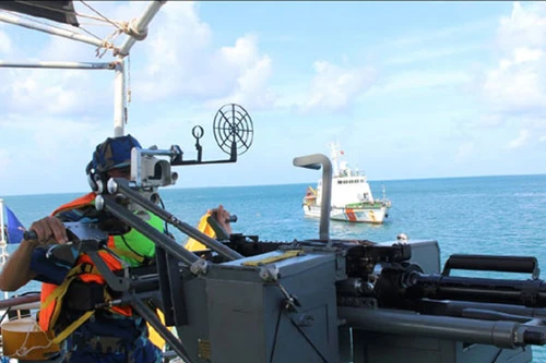 Cảnh sát biển Việt Nam huấn luyện bắn đạn thật trên biển