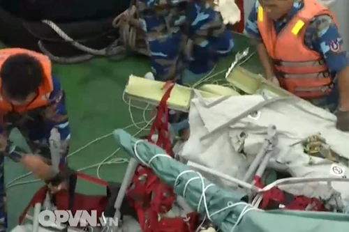 Tích cực tìm kiếm phi công và đưa mảnh vỡ máy bay CASA-212 về đất liền