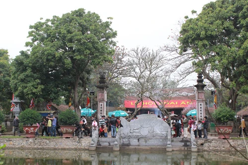 Chưa khai ấn, người người đã đổ về đền Trần