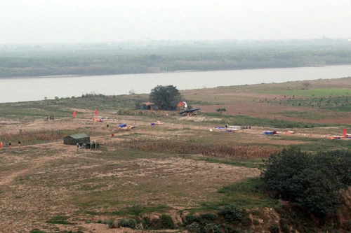 Trận địa pháo hoa bãi giữa sông Hồng và cầu Nhật Tân trước giờ G