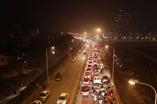 Pháo hoa kết thúc, biển người ùn ùn rời cầu Nhật Tân 