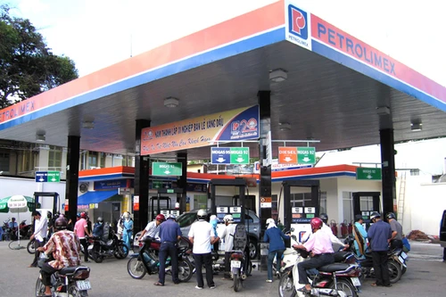 Giảm giá xăng dầu vẫn “nhỏ giọt”