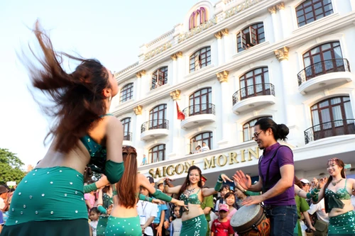 "Bỏng mắt" ngắm dàn vũ công múa bụng trên đường phố