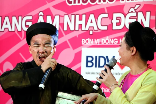 "Thầy bói" Tô Minh Cường gieo quẻ cho "nàng Xuý Vân" ở bệnh viện