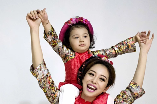 Hậu trường đáng yêu của mẹ con Jennifer Phạm