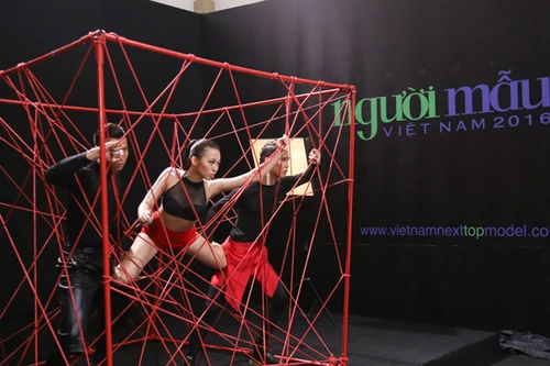 Thí sinh Vietnam’s Next Top Model mùa thứ 7 "nghẹt thở" trong chiếc lồng dây thừng