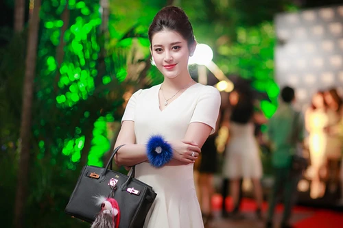 Á hậu Huyền My nổi bật với set đồ hơn 2 tỷ đồng