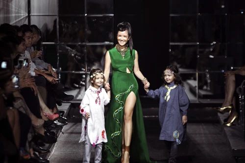 Diva Hồng Nhung cùng 2 con làm vedette cho NTK Hà Linh Thư