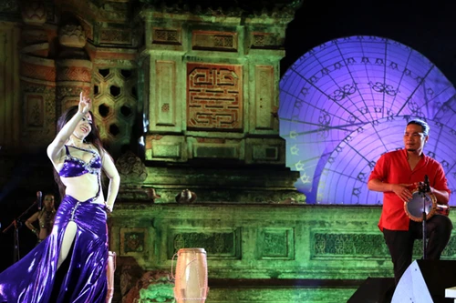 Festival Huế: Màn múa bụng nóng bỏng giữa không gian trầm mặc