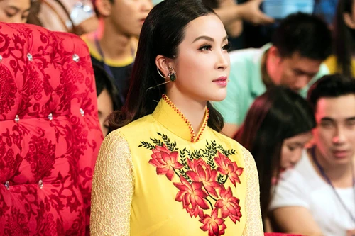 Thanh Mai rạng ngời trên "ghế nóng"