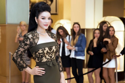 Lý Nhã Kỳ kiêu sa trên thảm đỏ LHP Cannes