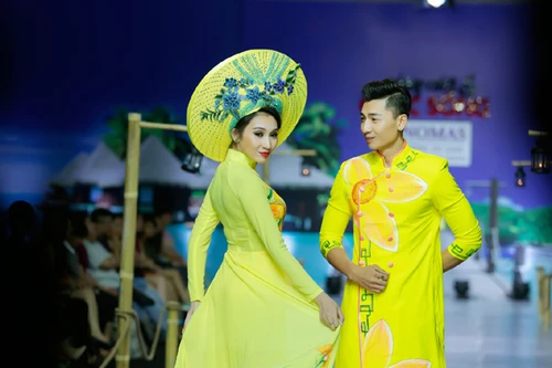 Siêu mẫu Diễm Nhung khỏe vẻ đẹp cuốn hút trên sàn diễn "Nắng hạ"