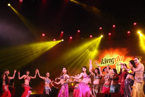 Vũ đoàn Sadie "đốt cháy" sân khấu Cung An Định bằng màn múa bụng nóng bỏng