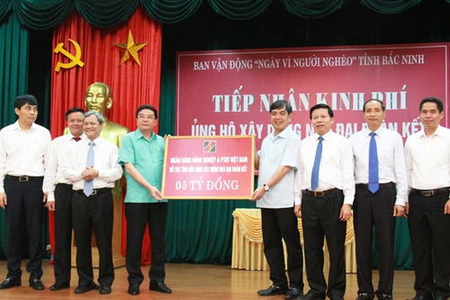 Agribank trao 5 tỷ đồng cho Quỹ "Vì người nghèo" tỉnh Bắc Ninh