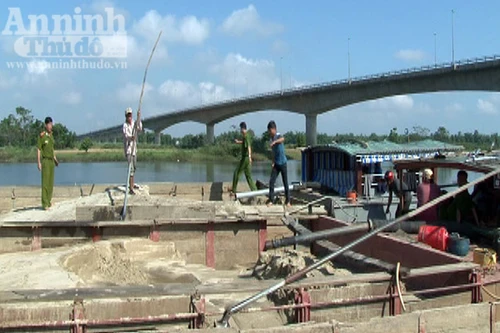 "Cát tặc" hoành hành, phải xử lý nghiêm cán bộ buông lỏng quản lý