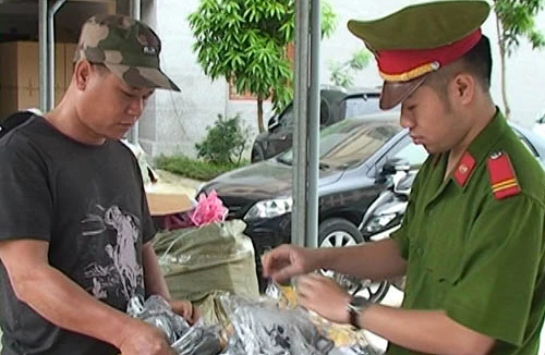 Giật mình khi biết giá gốc giày dép, kính bơi nhập lậu