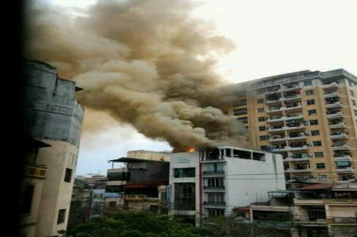 Dùng xăng lau quạt hút mùi xảy cháy vì tàn thuốc lá