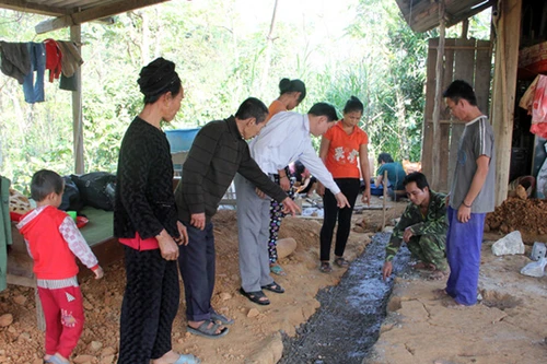 Nghệ An: Phát hiện hũ đựng vàng, bạc khi đào móng nhà