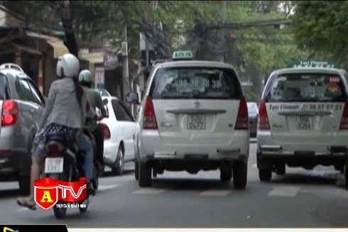 Hà Nội đề xuất Uber, GrabTaxi cũng phải gắn phù hiệu xe hợp đồng 