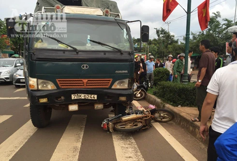 Xe tải "điên" lao thẳng vào đám đông đang dừng đèn đỏ