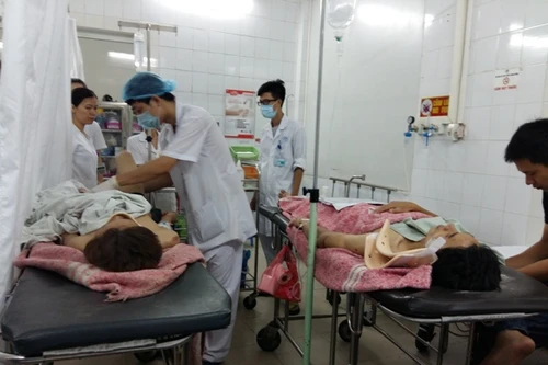 Vụ sập nhà ở Cửa Bắc: 2 nạn nhân đang cấp cứu, đầu bếp quán nem Xuân Dần chấn thương nặng