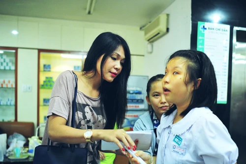 “Hiệp sĩ mù” tặng quà trẻ em khiếm thị