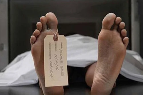 Không có tiền làm đám tang, con trai giấu xác mẹ trong vali