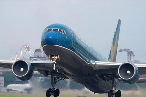 Máy bay Vietnam Airlines suýt va trực thăng quân sự