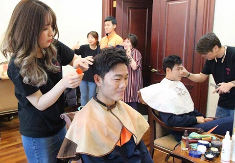 Lương Xuân Trường cười tủm tỉm với cô thợ cắt tóc xinh đẹp