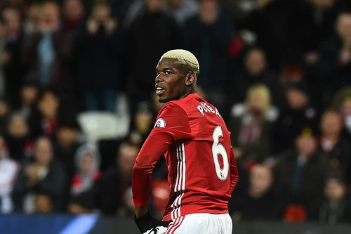Pogba đổi kiểu tóc, M.U lại "lĩnh đủ"