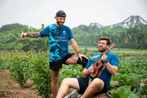 Hai thầy giáo người Australia và Ireland đi bộ 2.000 km để thay đổi cuộc sống cho trẻ em thiệt thòi