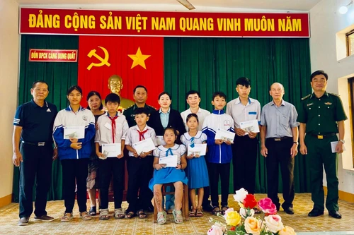 Hội Nhà báo Hà Nội và Đồn Biên phòng cửa khẩu cảng Dung Quất trao quà, động viên học sinh có hoàn cảnh khó khăn 