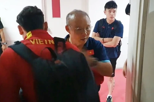 Xúc động khoảnh khắc HLV Park chia tay từng học trò trong phòng thay đồ