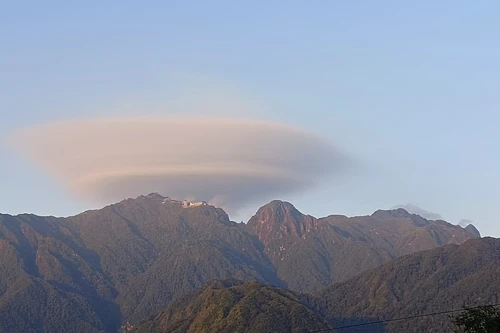 Đám mây "đĩa bay" kỳ lạ bất ngờ xuất hiện trên đỉnh Fansipan