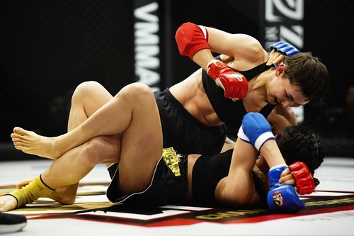 'Bông hồng Hungary' hạ knock-out nữ võ sĩ Việt Nam trên sàn MMA