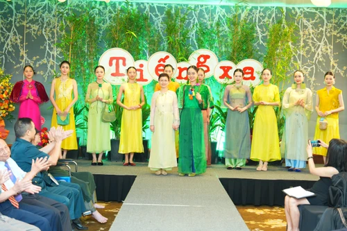 NTK Xuân Thu mang thơ của cha lên sân khấu thời trang