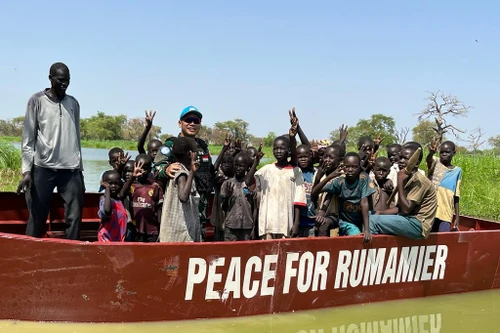 Đội Công binh Gìn giữ hòa bình Việt Nam sửa chữa thuyền cho người dân địa phương tại khu vực Abyei 