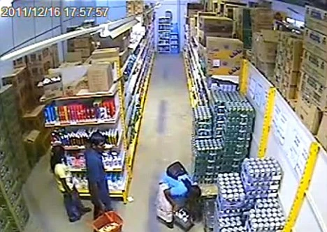 "Siêu trộm" kẹp cả két bia giữa hai đùi 