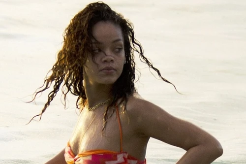 Rihanna xộc xệch trong bikini "nhỏ xíu"