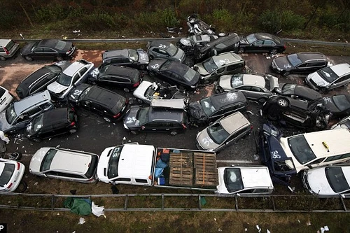 Thêm hình ảnh vụ 52 xe tô tô đâm nhau liên hoàn khủng khiếp