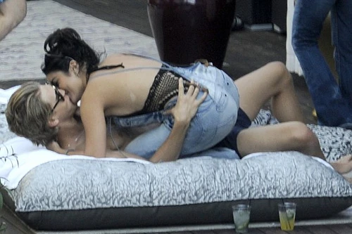Vanessa Hudgens ngang nhiên ôm hôn người yêu "quá đà"