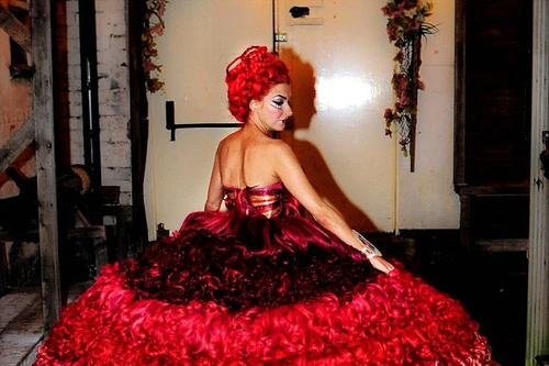 Váy cưới làm từ hàng nghìn bộ tóc người