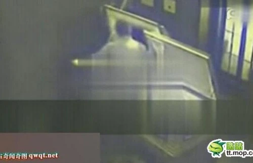 Quái dị làm "chuyện ấy" ngay trong quan tài